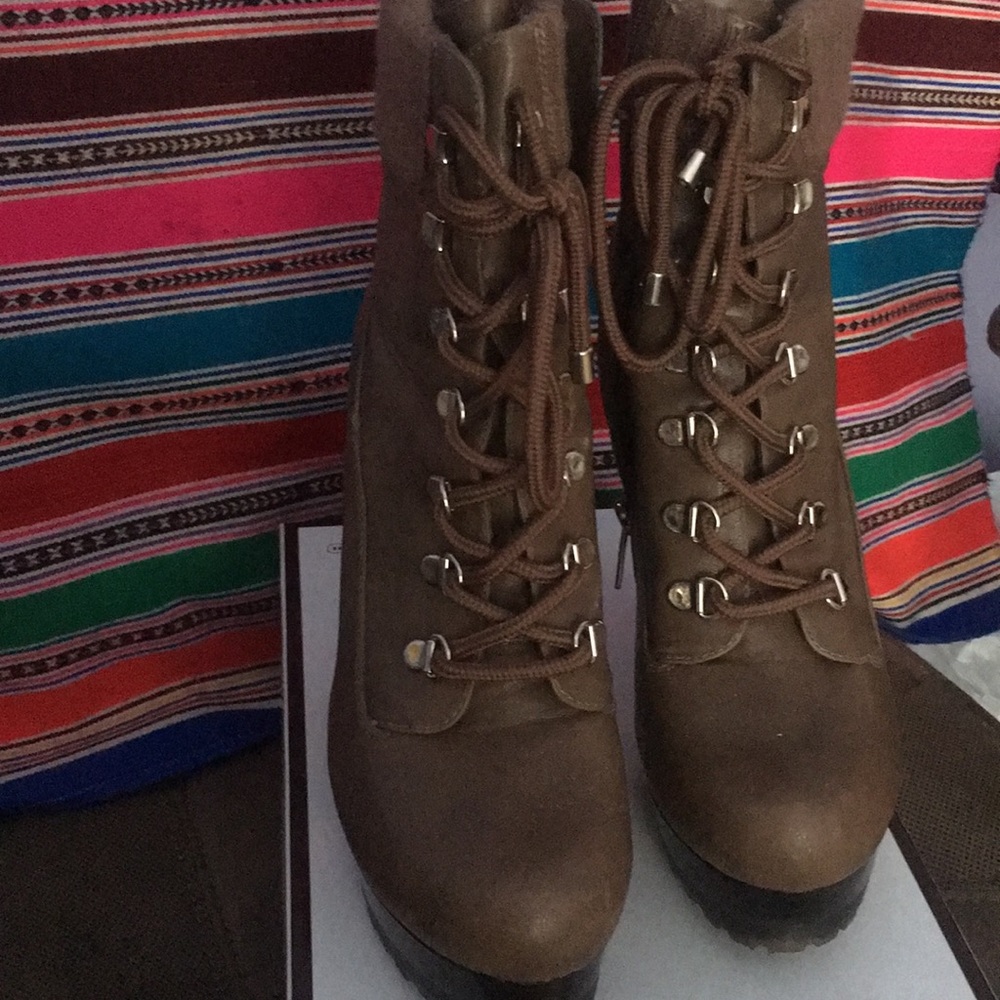 Jennifer López olive boots